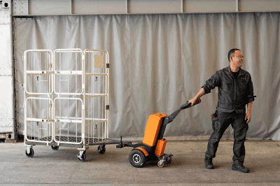 お使いのカゴ台車を片手で軽々