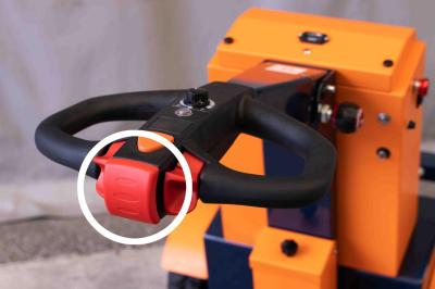 緊急停止ボタン（ハンドル部分）