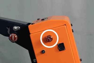 緊急停止ボタン（本体横）