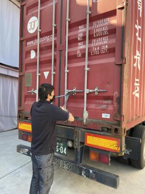 切っている様子