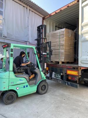 フォークリフトでの荷下ろしの様子1