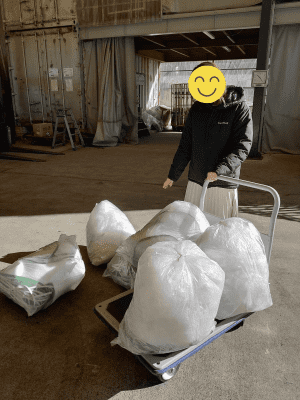 荷物が落ちて散乱