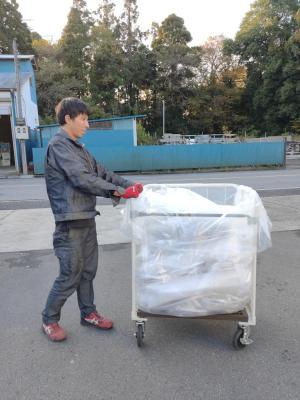 天使のカゴ台車でビニールゴミの回収