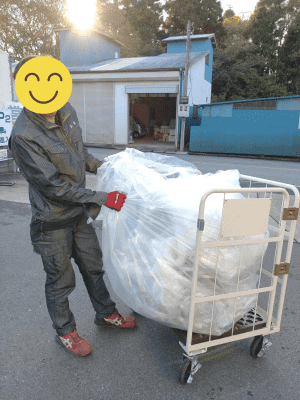 天使のカゴ台車でビニールゴミの回収