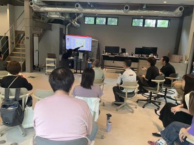 全体朝礼でSDGs委員会よりフェアトレード商品の紹介①