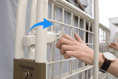 引っ掛けてあるフックを外して