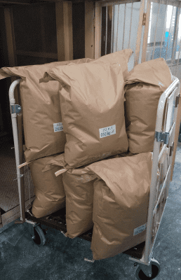 荷物用エレベーターに載せた商品、荷物をそのまま運搬・保管できる天使のカゴ台車1