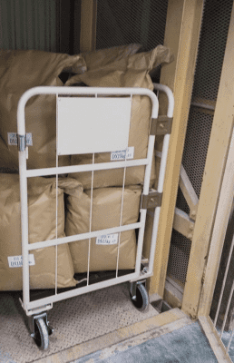 荷物用エレベーターに載せた商品、荷物をそのまま運搬・保管できる天使のカゴ台車2