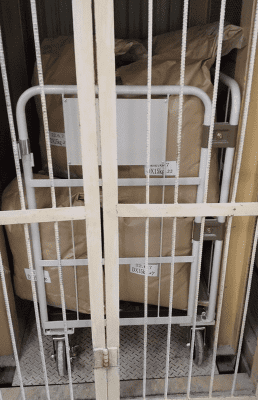 荷物用エレベーターに載せた商品、荷物をそのまま運搬・保管できる天使のカゴ台車3