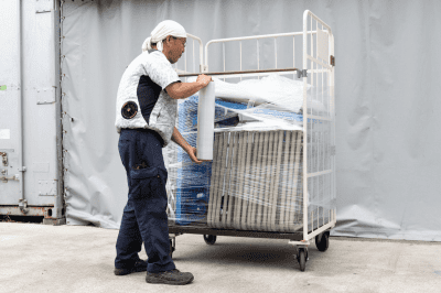 何度も巻き直す梱包用ラップ