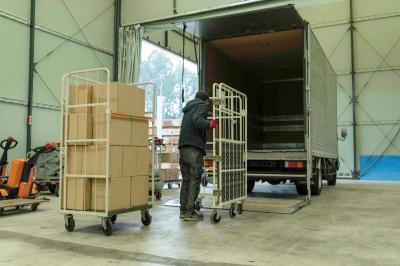 導入風景（カゴ台車での荷物の積み下ろし）