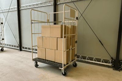 カゴ台車は多くの物資を保管可能