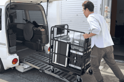 台車を車へ乗せる様子
