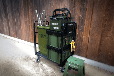 荷物が積まれた台車