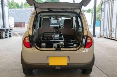 軽自動車に畳んで積まれた台車