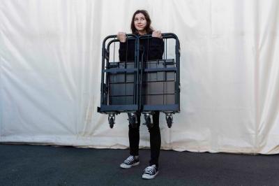 女性が台車を持つ様子