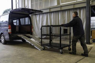 ハイエースやバンなどの商用車を使用1