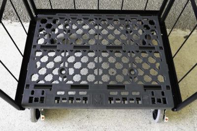 肉厚で頑丈な樹脂床板