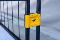 【販売終了】【中古】観音扉付きカゴ台車　W1050×D1050×H2100　ネイビー　床板鉄製（フェルト生地付き）