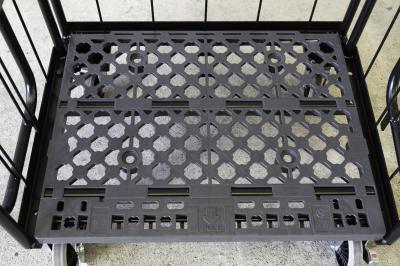 肉厚で頑丈な樹脂床板