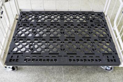 肉厚で頑丈な樹脂床板