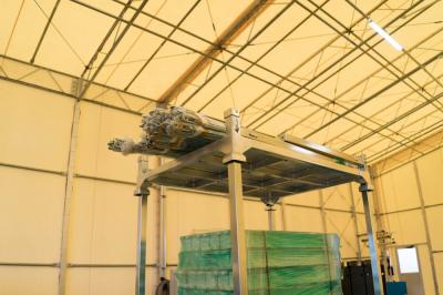 最上段は支柱を倒し、上に荷物を置いて省スペース化