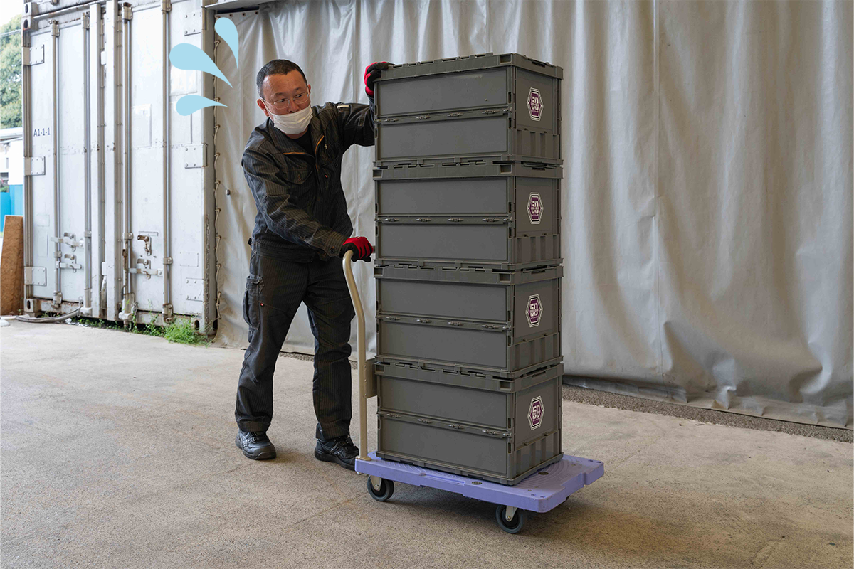 大変そうに手押し台車を押している