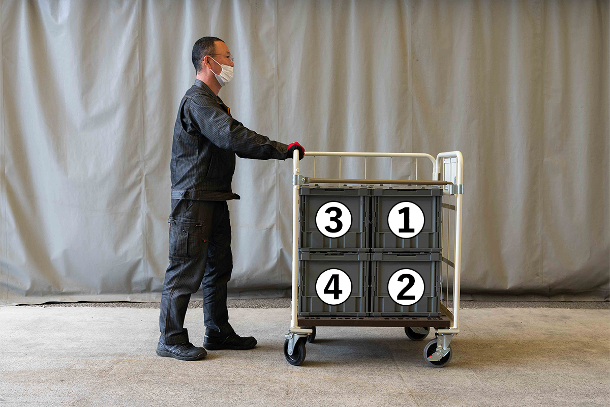 カゴ台車に４つ荷物を積んでいる