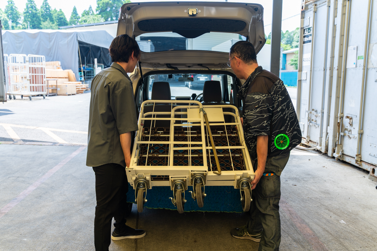車にカゴ台車を積んでいる